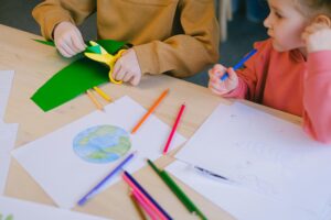 our-services-01 Children explore creativity with drawing and cutting activities focused on ecology.
